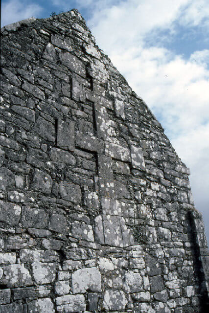 R2791 : Kilnaboy Church - the gable end with the mysterious symbol of the "cross of Lorraine".