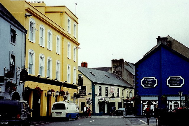 R3377 : Ennis - Queen's Hotel to left along Abbey Street R3377 : Ennis - Queen's Hotel to left along Abbey Street