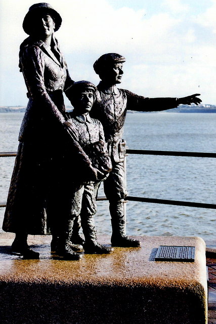 W7966 : Cobh - Heritage Centre - Statue of Annie Moore
