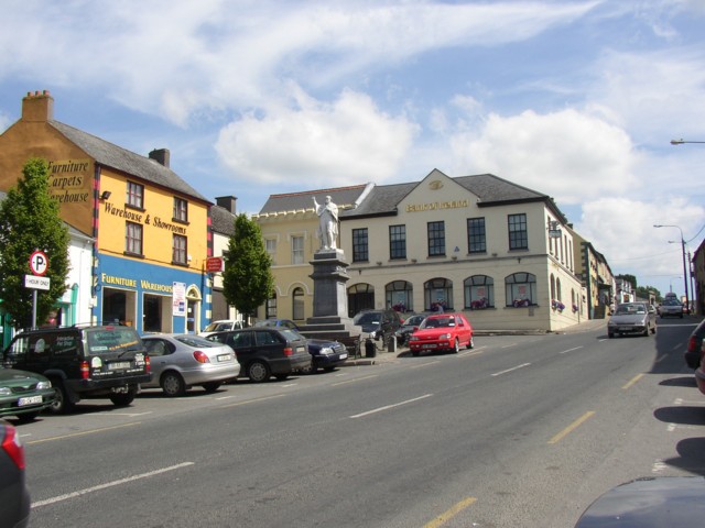 S8573 : Street scene with statue of Father John Murphy, Tullow, Co. Carlow S8573 : Street scene with statue of Father John Murphy, Tullow, Co. Carlow
