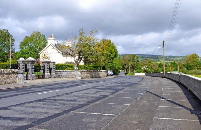R6485 : Road outside Sacred Heart Church, Scarriff/An Scairbh R6485 : Road outside Sacred Heart Church, Scarriff/An Scairbh