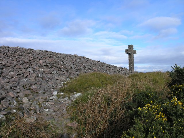 W8095 : Corrin Hill Cross & Cairn