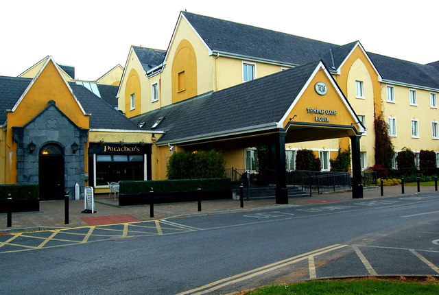 R3377 : Ennis - Preacher's Restaurant & Temple Gate Hotel  Entrances