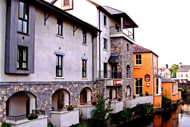 R3377 : Ennis - River Fergus - Rowan Tree Hostel, Cafe & Bar R3377 : Ennis - River Fergus - Rowan Tree Hostel, Cafe & Bar