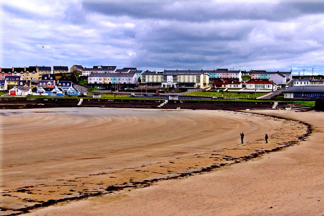 Q8860 : Kilkee - Strand Line - Northwest Portion of Kilkee Bay