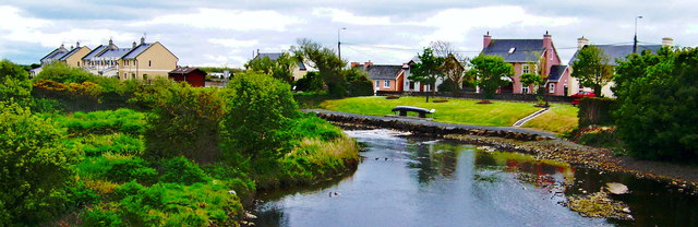 Q9765 : Doonbeg - Main Street (N67) - Stream flowing past Residential Area into Atlantic