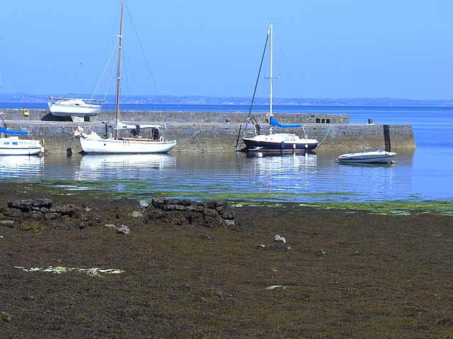 M2208 : Boats at Ballyvaghan