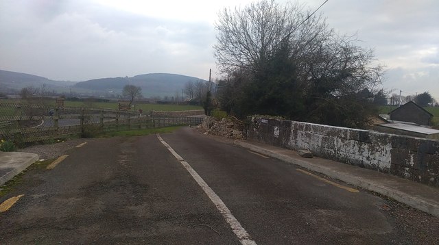 R6400 : Last remnant of an old road over a bridge R6400 : Last remnant of an old road over a bridge