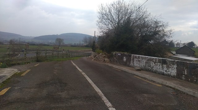 R6400 : Last remnant of an old road over a bridge R6400 : Last remnant of an old road over a bridge