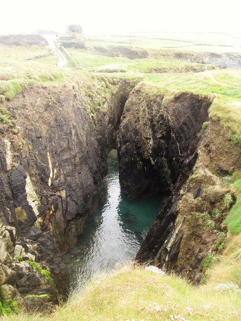 W3331 : Rocky chasm at Dundeady W3331 : Rocky chasm at Dundeady