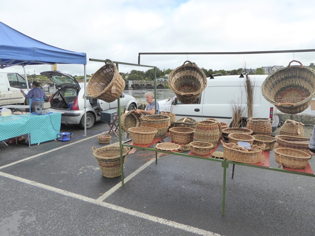 R7072 : Basket maker at Killaloe Farmers Market