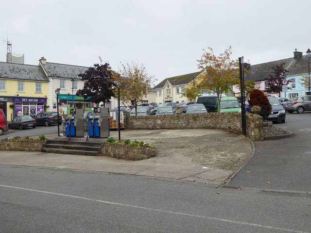R6484 : Town square, Scarriff R6484 : Town square, Scarriff