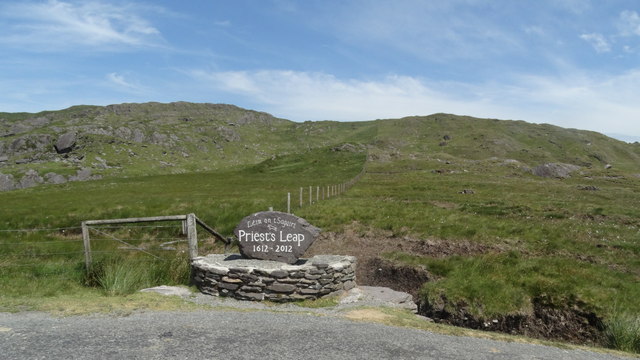 V9861 : Sign at summit of Priest's Leap Kerry & Cork border