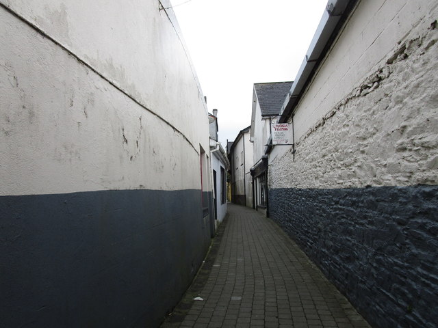 W4954 : Passage to South Main Street, Bandon W4954 : Passage to South Main Street, Bandon