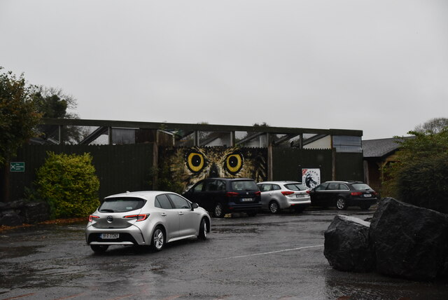 M2305 : Bird of Prey Centre M2305 : Bird of Prey Centre